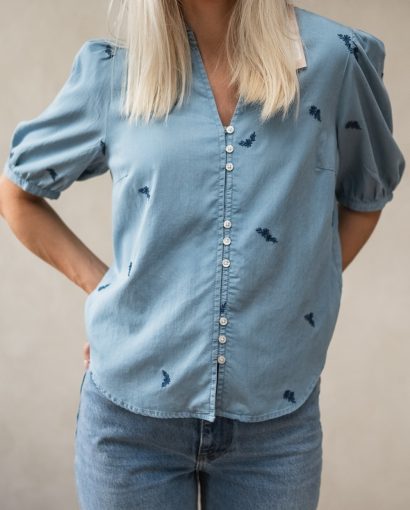 Pernille 2/4 shirt EMB  - Light blue