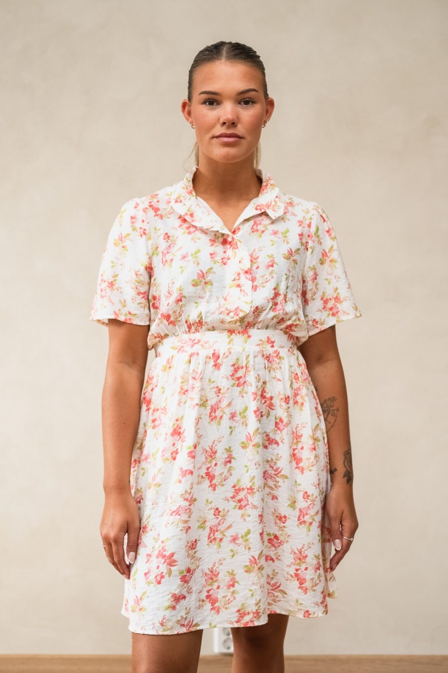 Astrid 2/4 dress AOP - Cry rose flowers