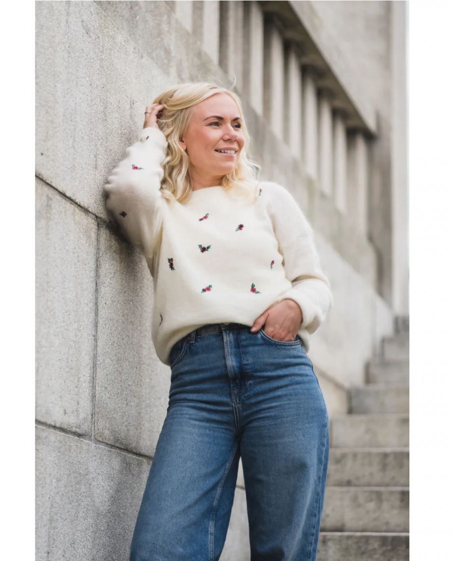 Amalie pullover EMB - Erget/port flower