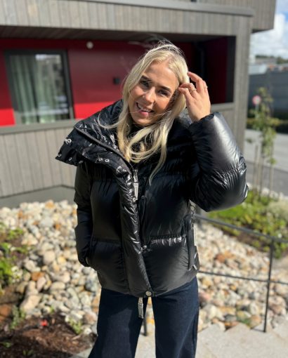 Debbie - Black