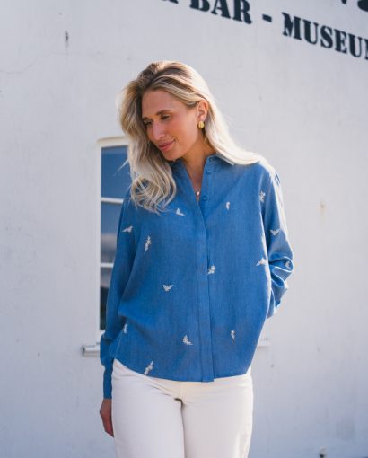 Pernilla shirt EMB - Blue wash/flw