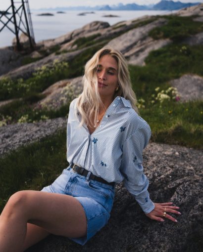 Ida Maja shirt EMB- White/blue stripe